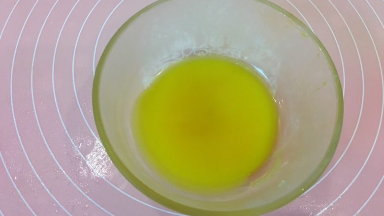 广式蛋黄莲蓉月饼,准备一个蛋黄加10克水,刷面用。