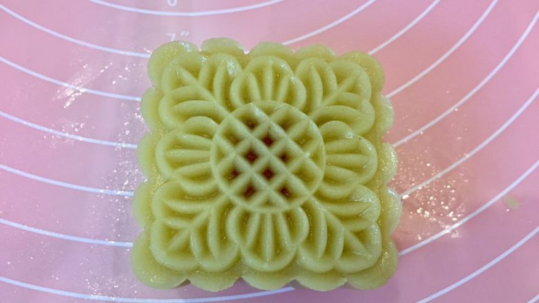 广式蛋黄莲蓉月饼,放入75克模具里,压好了脱模,烤箱预热190度。