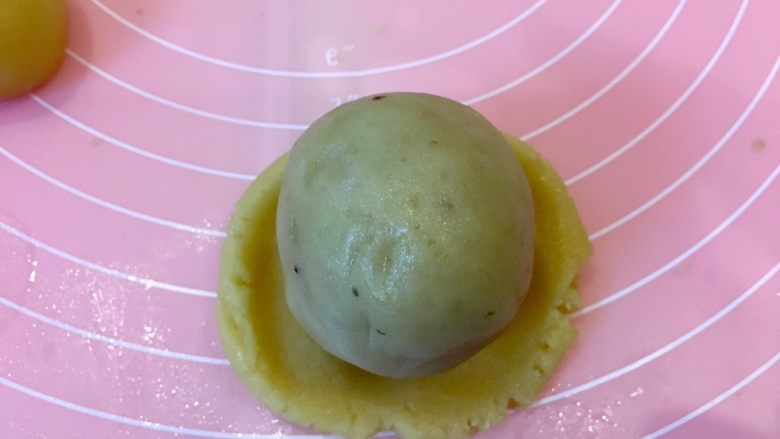 广式蛋黄莲蓉月饼,取月饼皮28克,包莲蓉蛋黄球。