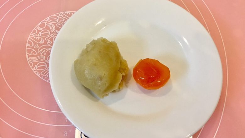 广式蛋黄莲蓉月饼,准备做75克的月饼,馅料我是用了57克,皮用28克,所以称重一个<a style='color:red;display:inline-block;' href='/shicai/ 9596'>咸蛋黄</a>和莲蓉馅,合计57克就行。