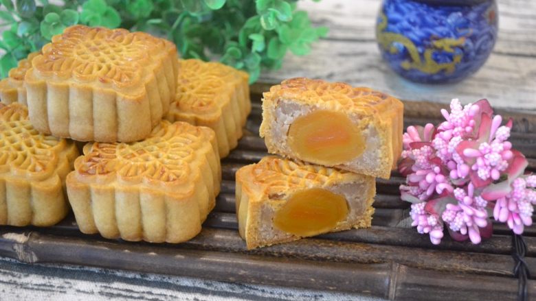 广式蛋黄莲蓉月饼,切开,可以享用了。