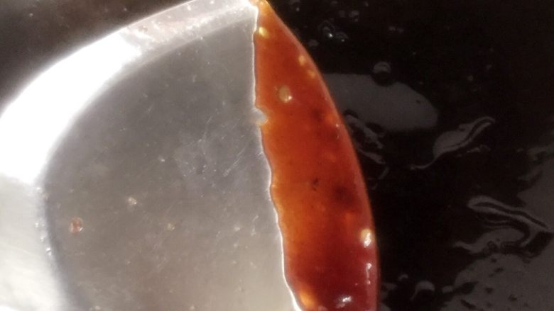 板栗烧排骨,小火炒至冰糖溶化,颜色成焦糖色。
