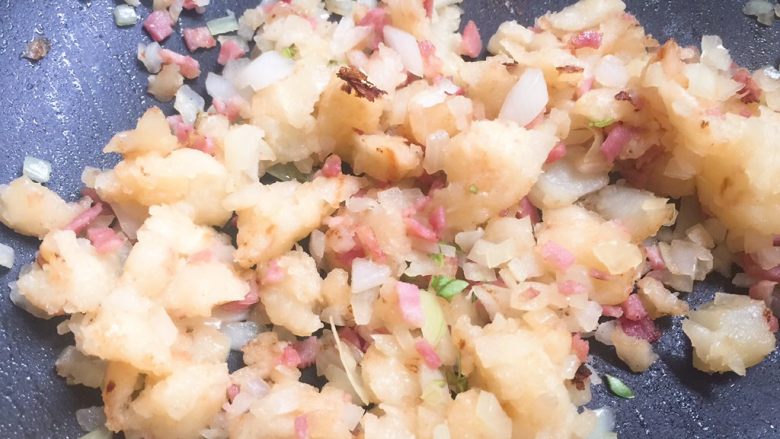 鞭炮齐鸣,加入洋葱末炒香后,加入土豆泥继续炒,出锅前加入九层塔碎翻炒均匀。