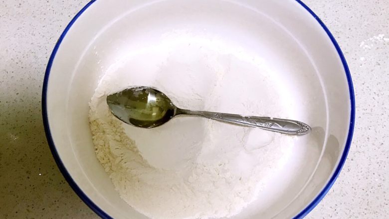 红肠披萨,面粉中加入大豆色拉油,与面粉搅拌均匀