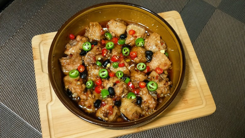 豉油辣酱蒸鸡翅,撒上青红椒圈或葱花,即可上桌品尝了
