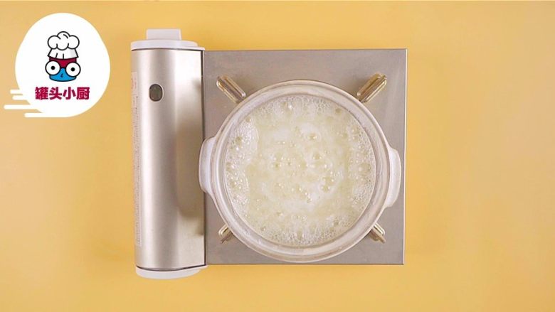 零失败暖胃蟹肉粥,砂锅中放入米80g、清水320ml,大火煮沸后转小火煮15分钟
