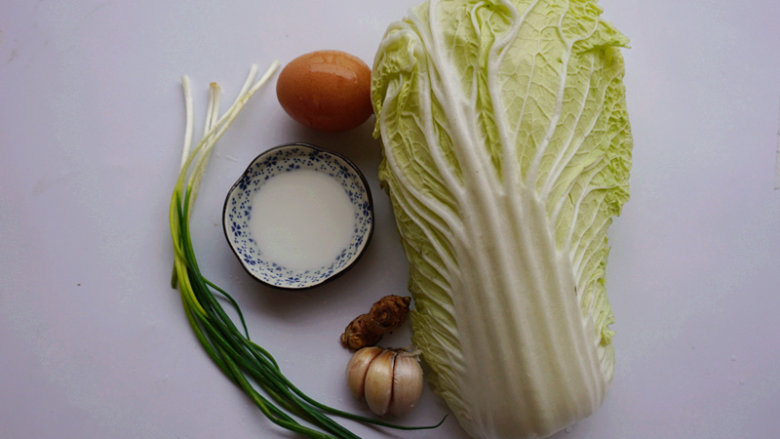 蛋香焖鸡蛋,提前将原材料准备好
叨叨叨:白菜选择大圆白菜,娃娃菜的口感比较脆爽不太适合