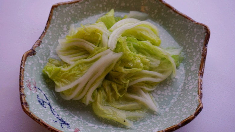 蛋香焖鸡蛋,锅洗净倒入清水烧开,将白菜叶子倒入沸水中焯1-2分钟马上捞出
叨叨叨:白菜一年四季皆有,但是夏天的白菜水分比较多,煮的时间需要长一点,不然白菜不够软烂