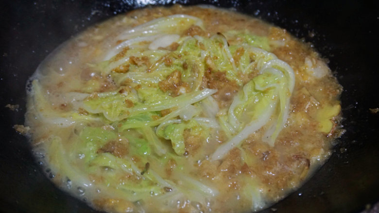 蛋香焖鸡蛋,翻炒几下后倒入骨头汤,用大火烧开
叨叨叨:今天家里刚刚堡了骨头汤,骨头汤做出来的比较香,没有直接用清水替代