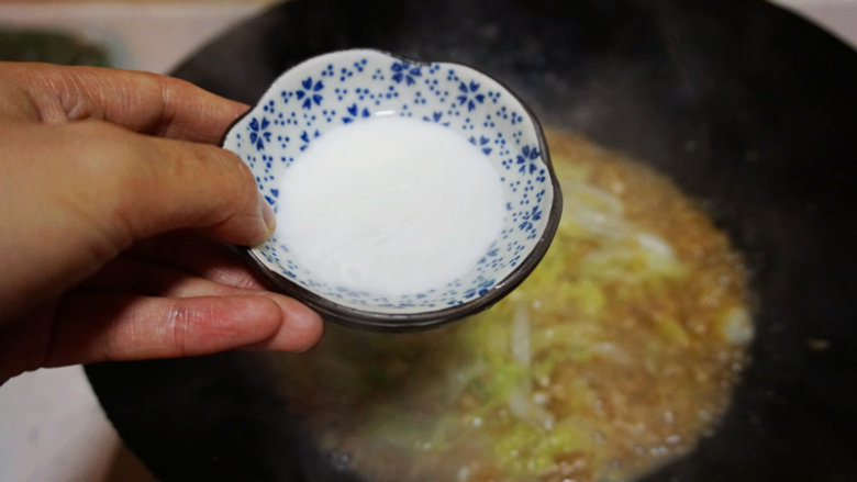 蛋香焖鸡蛋,烧开后焖1分钟,加盐调味,淋入湿淀粉勾芡