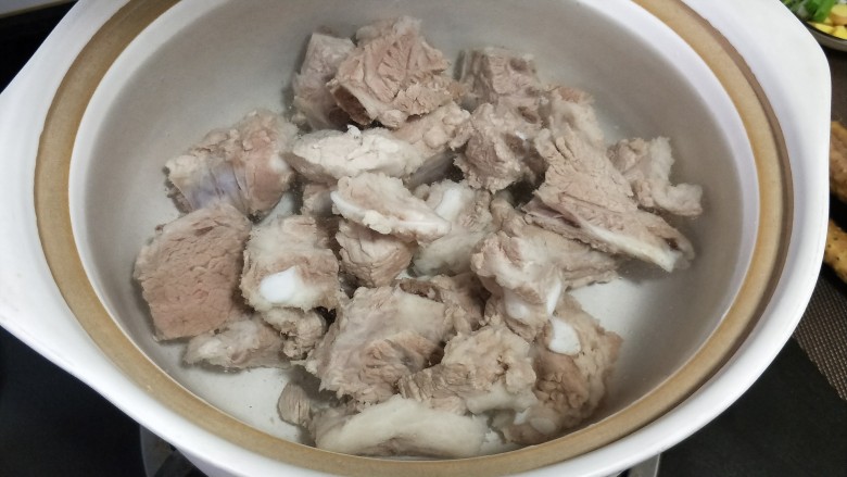 山药排骨汤,另起砂锅,放足量的矿泉水,放入焯过的排骨