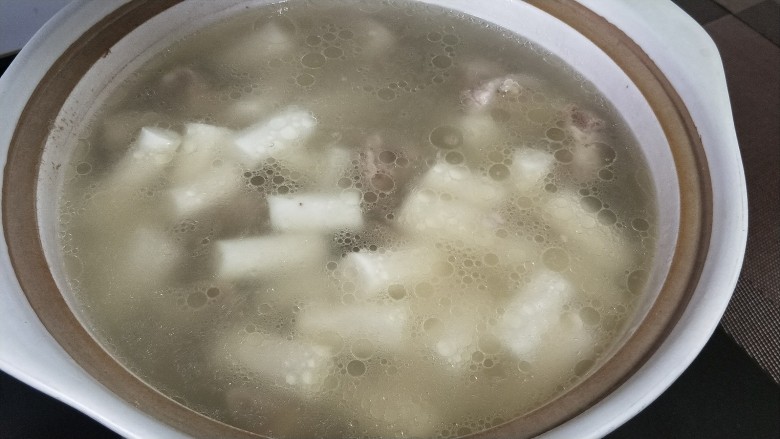 山药排骨汤,放入山药,再炖半小时