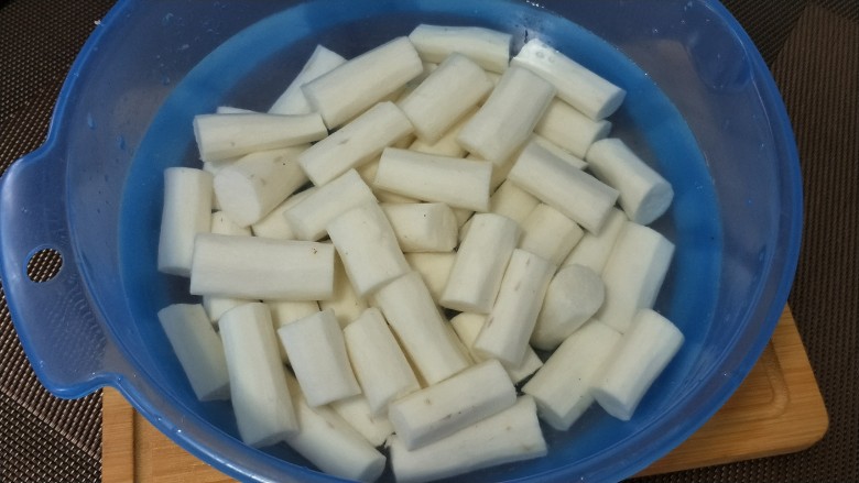 山药排骨汤,山药清洗干净后,切断,放水中泡着,以免氧化变黑