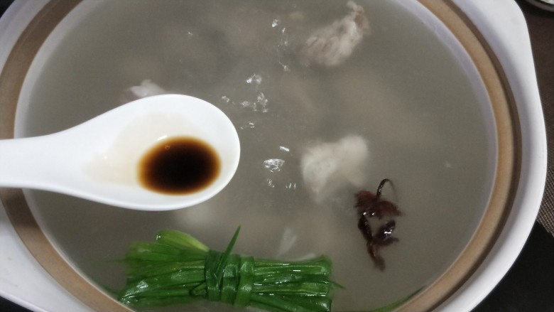 山药排骨汤,煮开后加少许醋,转中小火煲1小时
