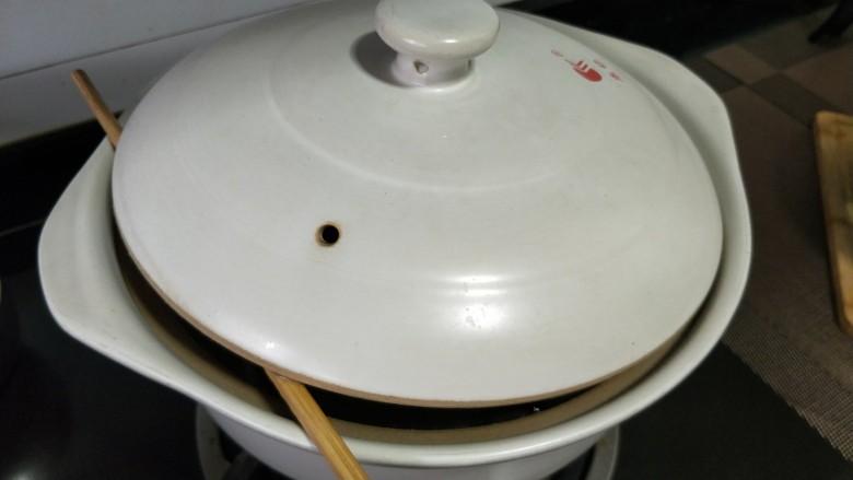 山药排骨汤,煲汤时,如果汤比较多时,可以用根筷子,这样可以防上溢锅