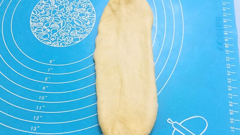 原味吐司,取一个面团,擀成长舌状