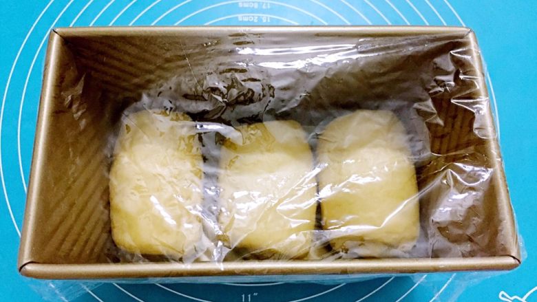 原味吐司,放进模具中,盖上保鲜膜放温暖处发酵