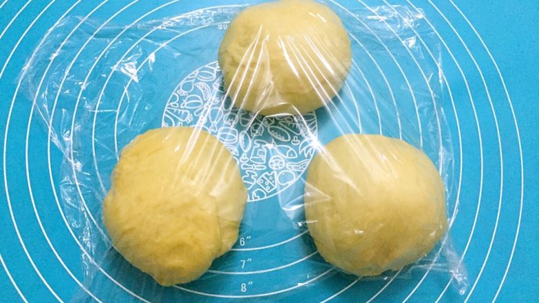 原味吐司,把面团分成三份,揉圆盖上保鲜膜醒发15分钟