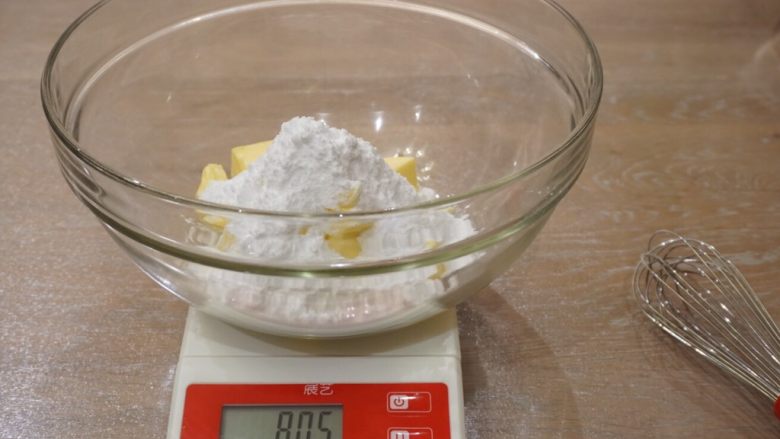 可可坚果,准备完成开始制作
将室温软化的黄油放入盆中,加入糖粉