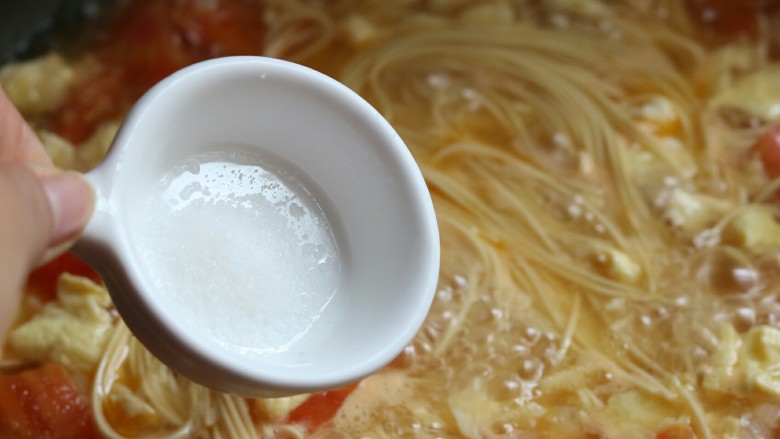西红柿鸡蛋汤面,煮熟出锅前撒入食盐搅匀即可关火~