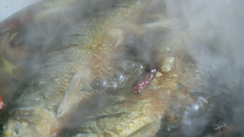 陈醋青鱼,大火烧沸后,改中小火炖制,因为炸的时候基本就有6成熟了,所以炖的时间不需要太久~
