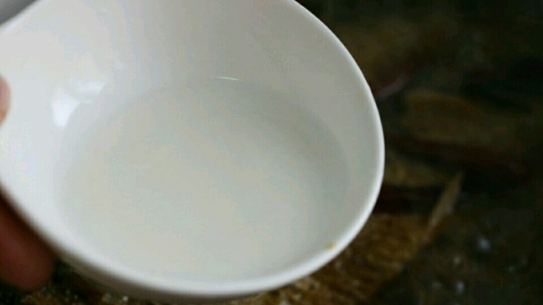 陈醋青鱼,鱼炖熟后,就可以加入适量盐,改大火收汤了,汤收到合适的量后,就可以勾入芡粉是汤汁变得粘稠,完全包裹在鱼的身上~
