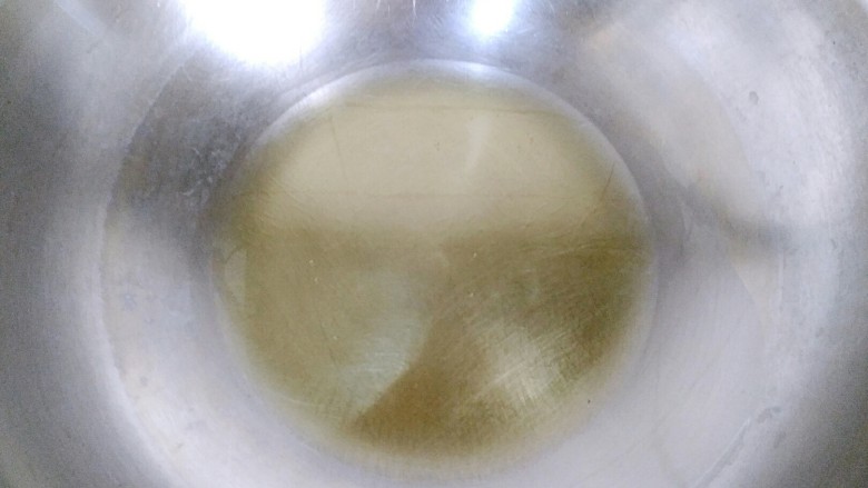 鸡刨豆腐(改良版),炒锅烧热放入适量食用油。