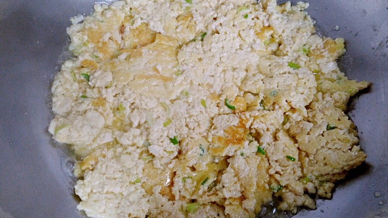 鸡刨豆腐(改良版),待边缘金黄色时,用铲子翻炒。