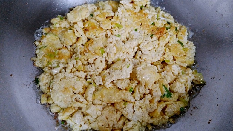 鸡刨豆腐(改良版),翻炒几次,待鸡蛋豆腐都均匀呈现金黄色即可关火出锅。