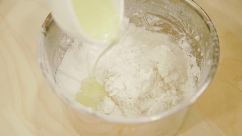 “咔吃”香米球球,用手不断的揉,直至米团成形