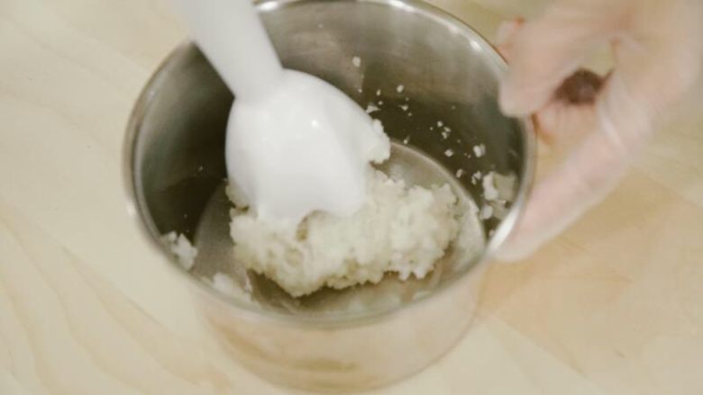 “咔吃”香米球球,用料理机将白米饭搅拌细腻,成团(家里没有料理棒可以用手揉捏)