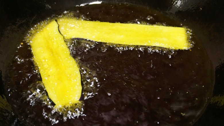 美味私房茄子,锅内倒油烧热至8成时,将茄子下入锅中炸6-8秒
叨叨叨:高温足以让茄子成熟,不用担心茄子不熟,此时转为中火,茄子不能炸太长时间,以免表面焦糊