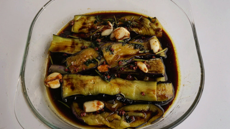 美味私房茄子,然后将烧沸的调味汁淋在炸好的茄子上浸泡1个小时
叨叨叨:此步骤不可省略,充分浸泡的茄子吃起来才更加有滋有味