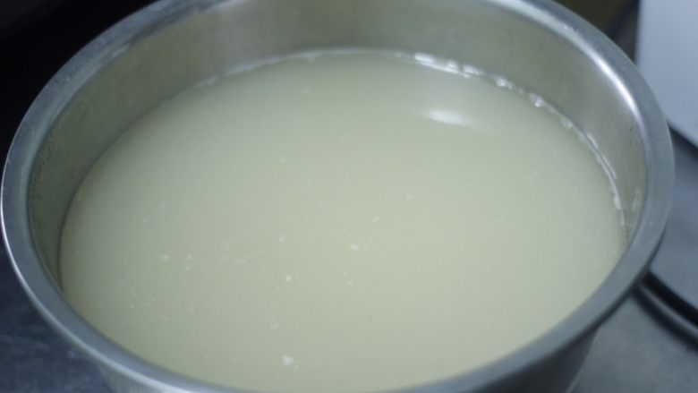 多汁鲜虾牛肉灌汤包,熬煮好的猪皮汤是这个颜色,因为只是要猪皮冻我没仔细处理猪皮,最后把猪皮过滤出去丢掉了,猪皮汤晾凉放冰箱冷藏过夜就变成猪皮冻啦。如果猪皮冻剩下太多还可以留着吃火锅的时候做汤底哦~满满的胶原蛋白。