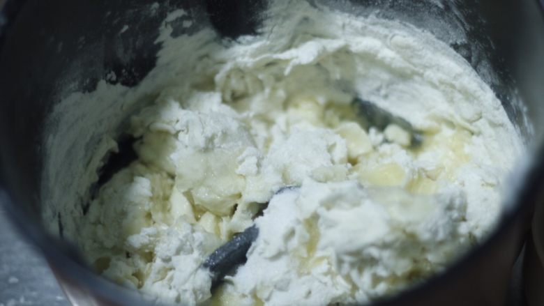 多汁鲜虾牛肉灌汤包,我家人口少,两个人饭量不大,一个一岁的小娃娃可以忽略不计。用500g面足够了,面粉里加水搅拌成不成型的面团,再加两勺食用油,半勺盐和面,我用的是和面机。