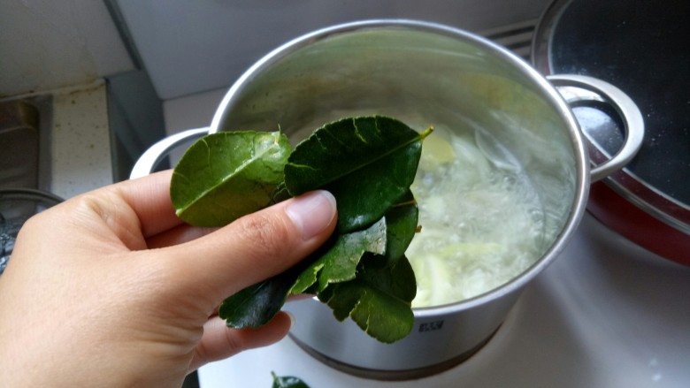 泰国冬阴功汤,柠檬叶子放入煮沸的锅里煮。柠檬叶子的味道特别香。但是要撕开。味道才全部出来。