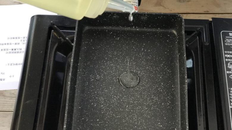芝士鸡蛋卷,开小火,在锅中加入适量的油