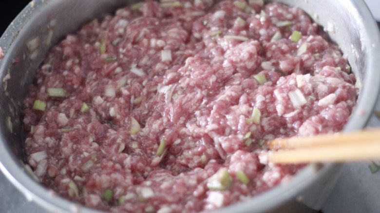 多汁鲜虾牛肉灌汤包,加盐,胡椒粉,十三香,糖,食用油3勺,如果把握不好比例,可以用过先煎一点肉馅尝尝味道在酌情增减。