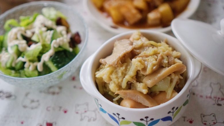 浓郁奶香炖菜,加入丸子,奶油,牛奶和少量水,没过菜和丸子。大火煮开,中火炖10分钟。看到汤汁浓郁即可。
