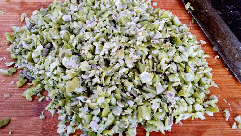 早餐+三角生煎包,取出秋季豆,剁成碎末。