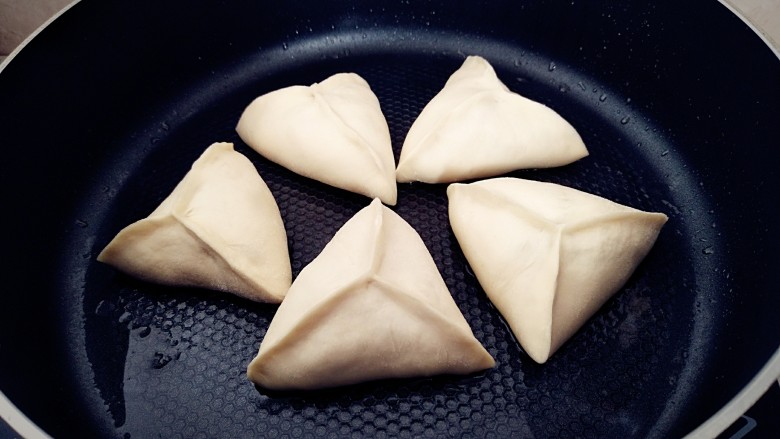 早餐+三角生煎包,醒发过得包子,变得鼓鼓的,开启小火煎。