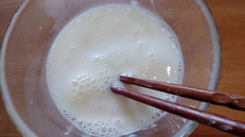 宝宝版虾仁滑蛋,蛋清内加入<a style='color:red;display:inline-block;' href='/shicai/ 219'>牛奶</a>和剩余的生粉，搅拌均匀