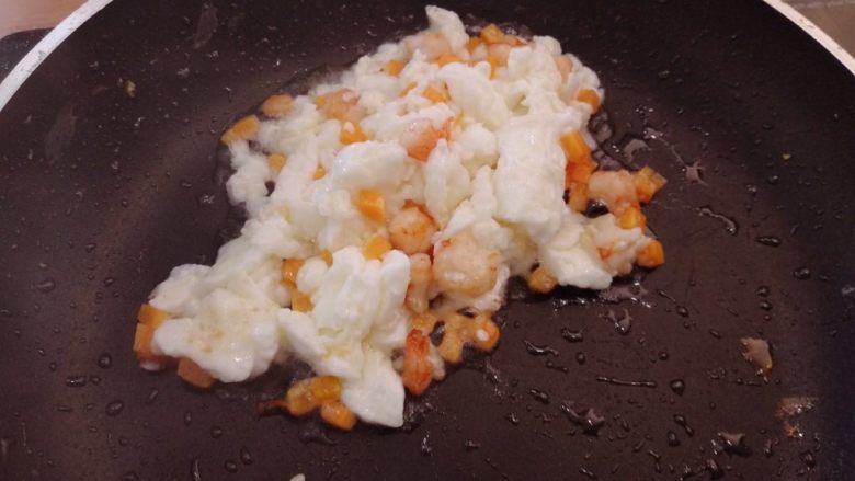 宝宝版虾仁滑蛋,蛋白炒熟后放入虾仁和煮好的胡萝卜丁，翻炒至全熟，即可出锅