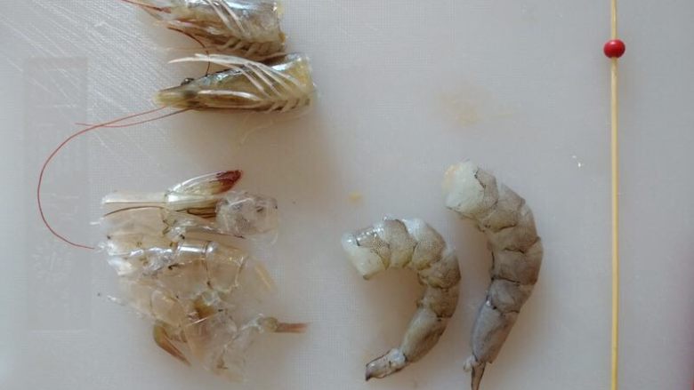 宝宝版虾仁滑蛋,活虾去头，挑虾线，剥壳。虾头要留着，之后用它们煸虾油