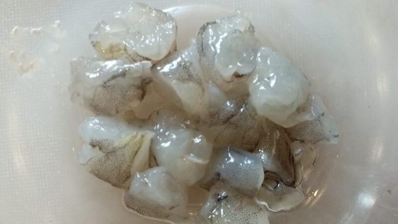 宝宝版虾仁滑蛋,虾肉切小段，放入少量生粉
