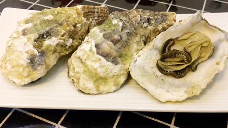 清蒸生蚝,牡蛎是一种经济价值和营养价值都很高的贝类,鲜蛎软体(肉)中含蛋白质4.5%~4.7%,脂肪7%~10%,肝糖19%~38%,还有B族维生素和18种氨基酸。