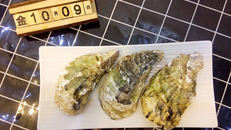 清蒸生蚝,牡蛎肉含锌量极高,对男性健康非常有利,著名新兴药品金牡蛎,其主要成分即为牡蛎提取物
