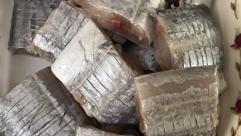 糖醋带鱼排,把带鱼处理干净沥干水,切成3-5cm段都可以。切好的带鱼排双面都横切小口,方便一会入味。