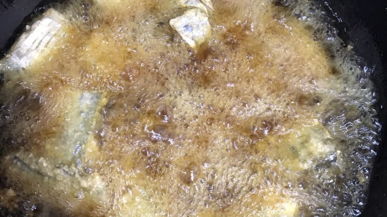 糖醋带鱼排,带鱼沥干水,用地瓜粉(生粉)轻轻的裹上一层,中火下锅炸至金黄色