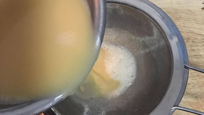 蛤蜊嫩蒸蛋,混合后用滤网将蛋液滤到容器里,接着再滤第二次到量杯里,会较方便倒到蒸蛋容器里,当然第二次滤时也可以直接滤进蒸蛋容器中,看个人喜好和方便性。